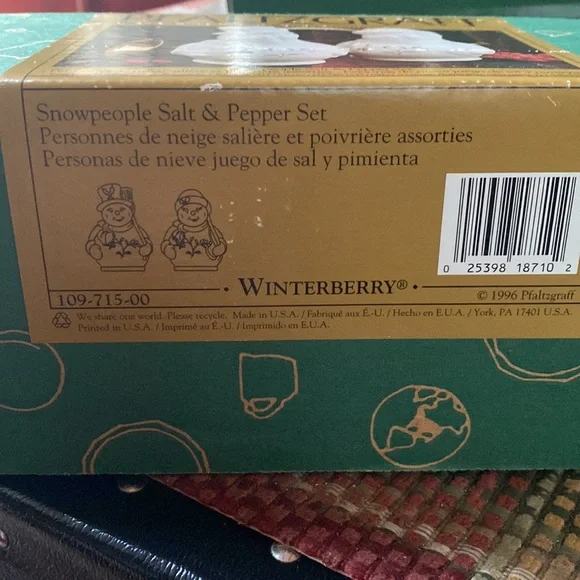 Pfaltzgraff Winterberry Salt & Pepper Shakers Mr. & Mrs. Snowman - Picture 3 of 4